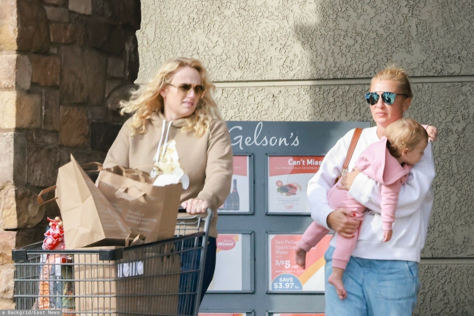 Rebel Wilson z narzeczoną i dzieckiem na zakupach