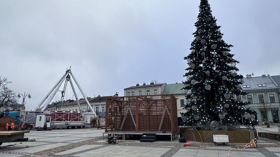 Świąteczny Rynek w Kielcach. Choinka już w całości, choć do zaświecenia światełek jeszcze kilka dni. Obok - powstaje koło młyńskie