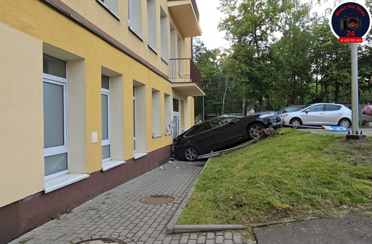 Ford potrącił dwie osoby i uszkodził budynek szpitala. Nie żyje 42-latka