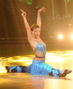 Wieniawa rozciąga się nad basenem. Ale zdjęcie!