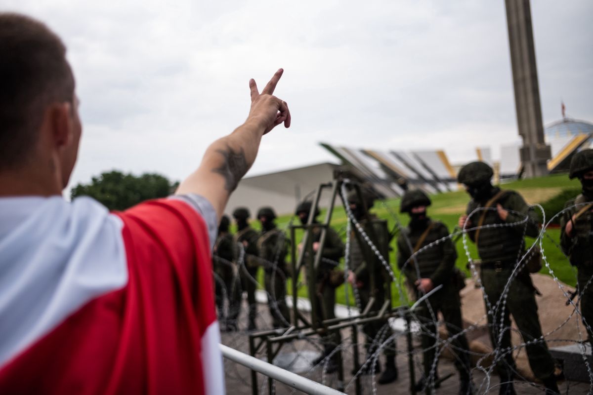 Białoruś. Niezależne media: ambasadorowie Polski i Litwy wyjechali z Mińska, gdzie nadal trwają protesty