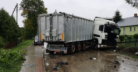 Wypadek z udziałem busa i ciężarówki. Jest ofiara śmiertelna