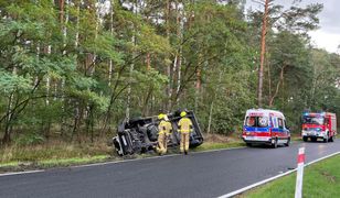 Wypadek w Zielonej Górze. Przewrócił się bus poczty. Wiózł pieniądze (ZDJĘCIA)