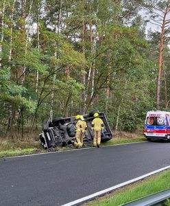 Wypadek w Zielonej Górze. Przewrócił się bus poczty. Wiózł pieniądze (ZDJĘCIA)