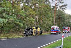 Wypadek w Zielonej Górze. Przewrócił się bus poczty. Wiózł pieniądze (ZDJĘCIA)