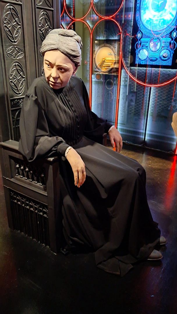 Maria Konopnicka na "tronie" w otoczeniu swoich myśli i obrazków