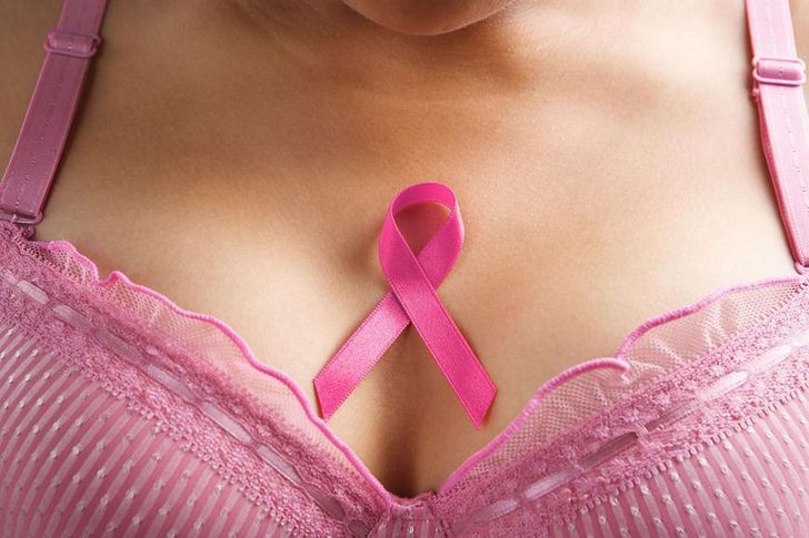7 symptomów raka piersi innych, niż wyczuwalny guz. Nie powinnaś ich bagatelizować