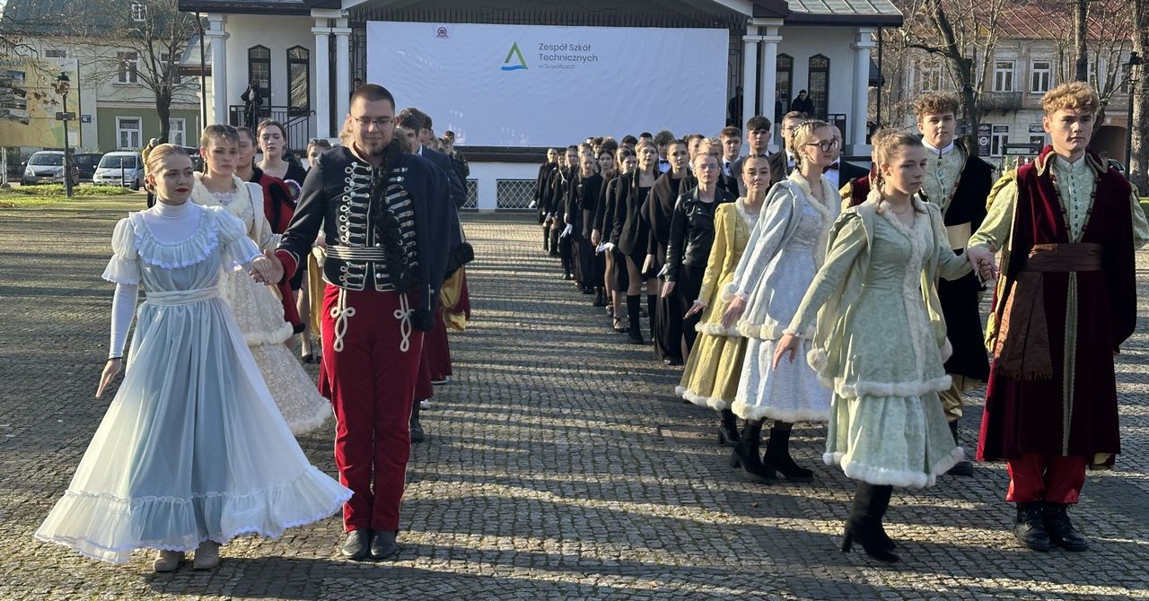 Suwałki: Poloneza dla Niepodległej zatańczyli uczniowie Zespołu Szkół Technicznych