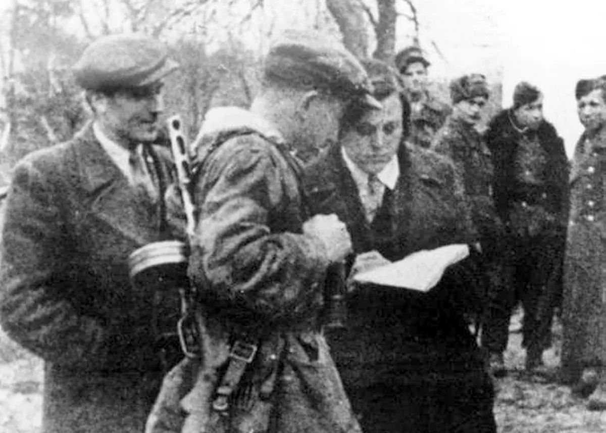 Od lewej: Szuchewycz, Dmytro Hrycaj i Kateryna Meshko w listopadzie 1943 r., krótko przed masakrą Polaków na Wołyniu i Wschodniej Galicji