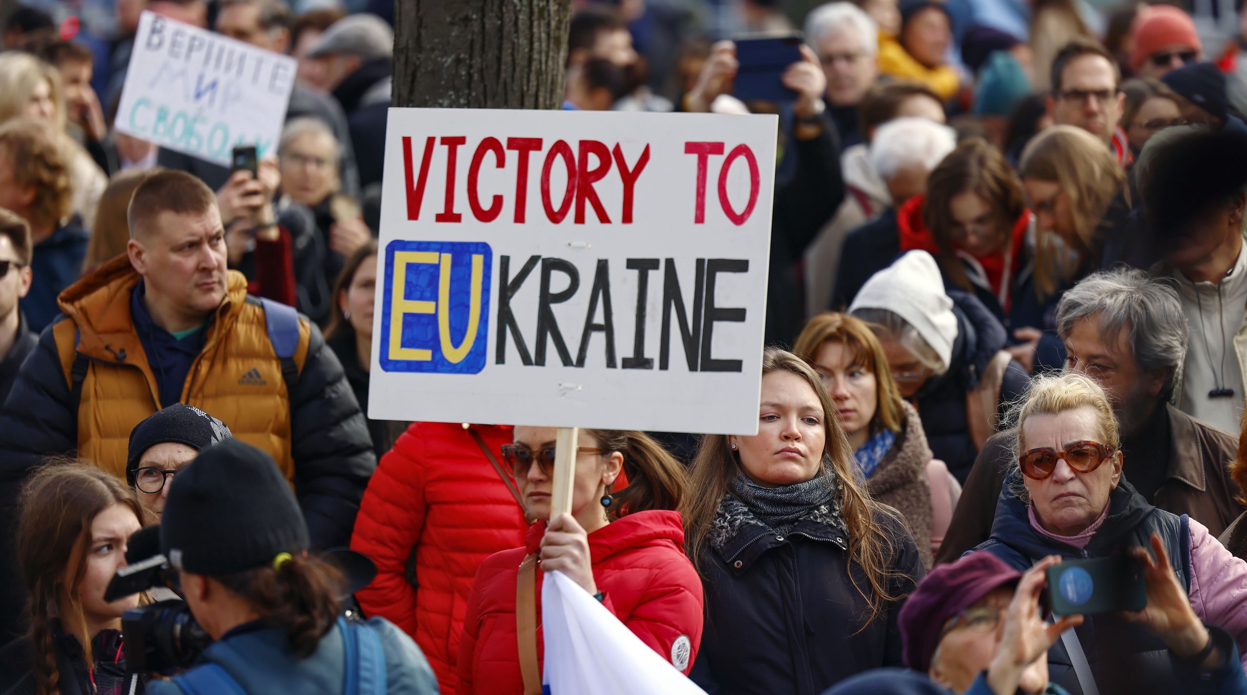 People carry placards as they attend a protest against the Putin regime in front of the Russian embassy in Berlin, Germany, 17 March 2024. Parallel to the presidential election in Russia, people are protesting on the streets with the slogan, 'No more Putin, war, lies, and repression'. EPA/HANNIBAL HANSCHKE Dostawca: PAP/EPA.