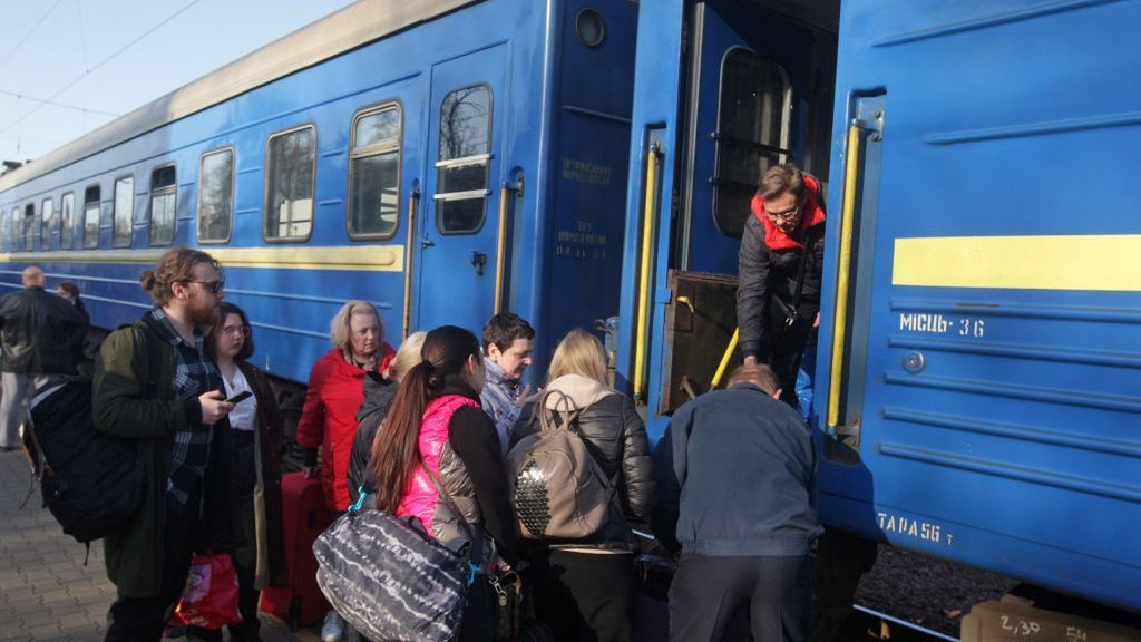 Ukraińcy wyjeżdżają z dworca w Odessie do Przemyśla po inwazji R