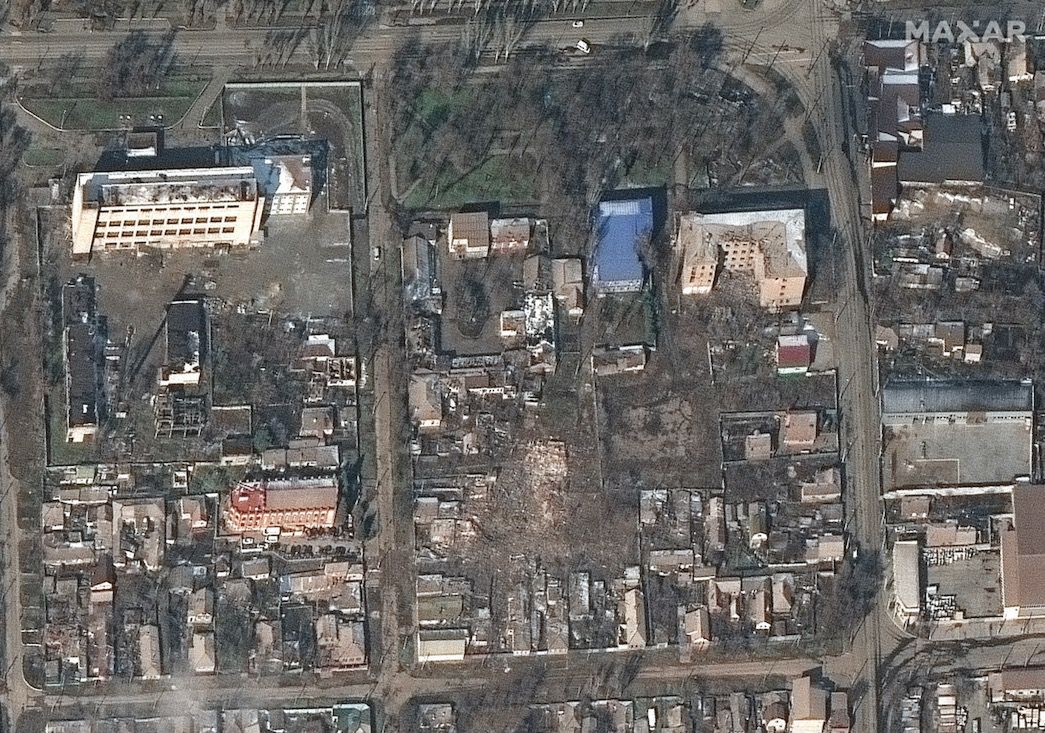 Mariupol przed i po bombardowaniu. Zdjęcia satelitarne pokazują skalę zniszczeń 3