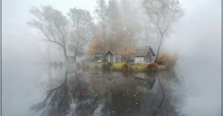 Zdjęcia wioski owianej tajemniczą mgłą wyrażają osobowość Gabora Dvornika