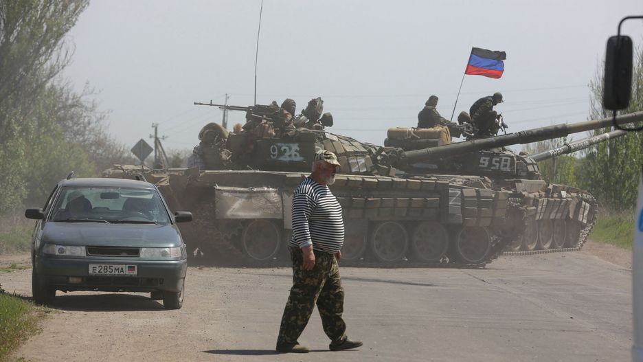 Wojna w Ukrainie - Mariupol pod rosyjsk? okupacj?MARIUPOL, UKRAINE - MAY 06: Tanks of the DPR army move on the road during several dozen Ukrainian civilians, who had been living in the bomb shelters of the Azovstal plant for more than a month, being evacuated in Mariupol, Ukraine on May 06, 2022. The evacuated civilians were taken to a refugee camp in the village of Bezymyannoye. Leon Klein / Anadolu Agency/ABACAPRESS.COMAA/ABACA