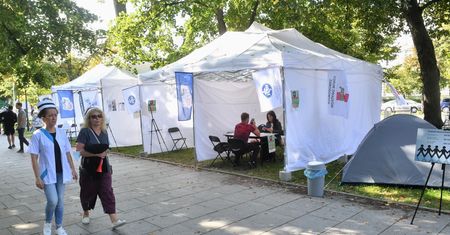 Warszawa. Białe miasteczko 2.0 rośnie. Medycy chcą spotkania z premierem