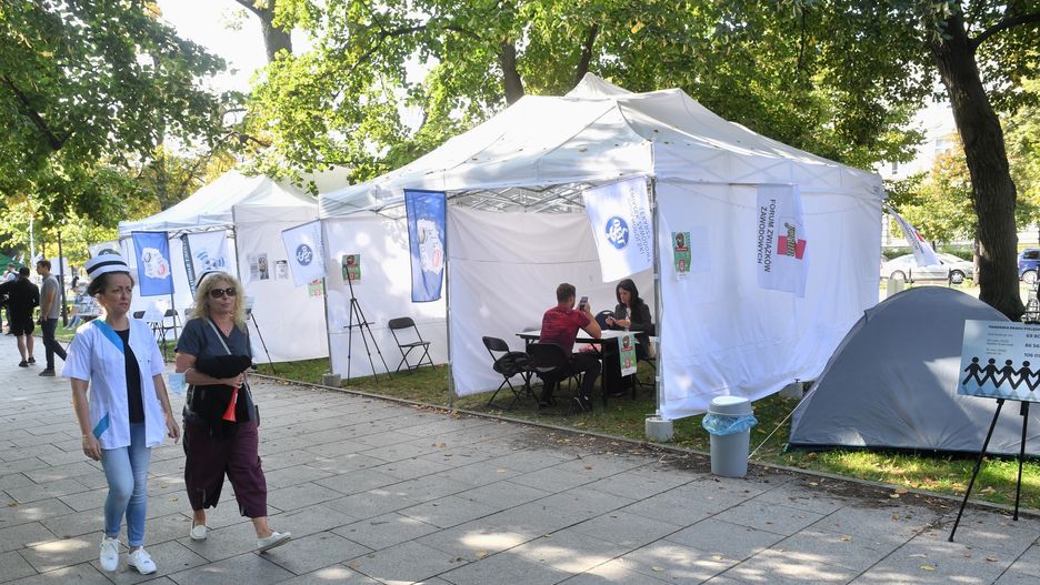 Warszawa, 13.09.2021. Protest pracowników ochrony zdrowia w tzw. "białym miasteczku" przed siedzibą Kancelarii Prezesa Rady Ministrów w Warszawie, 13 bm. (jm) PAP/Radek Pietruszka