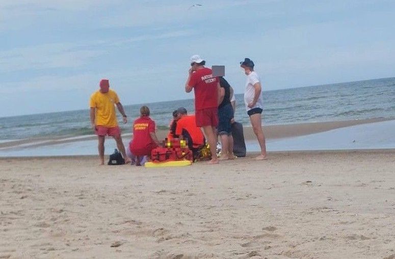 Dramatyczne chwile nad morzem. Mężczyzna zasłabł w wodzie