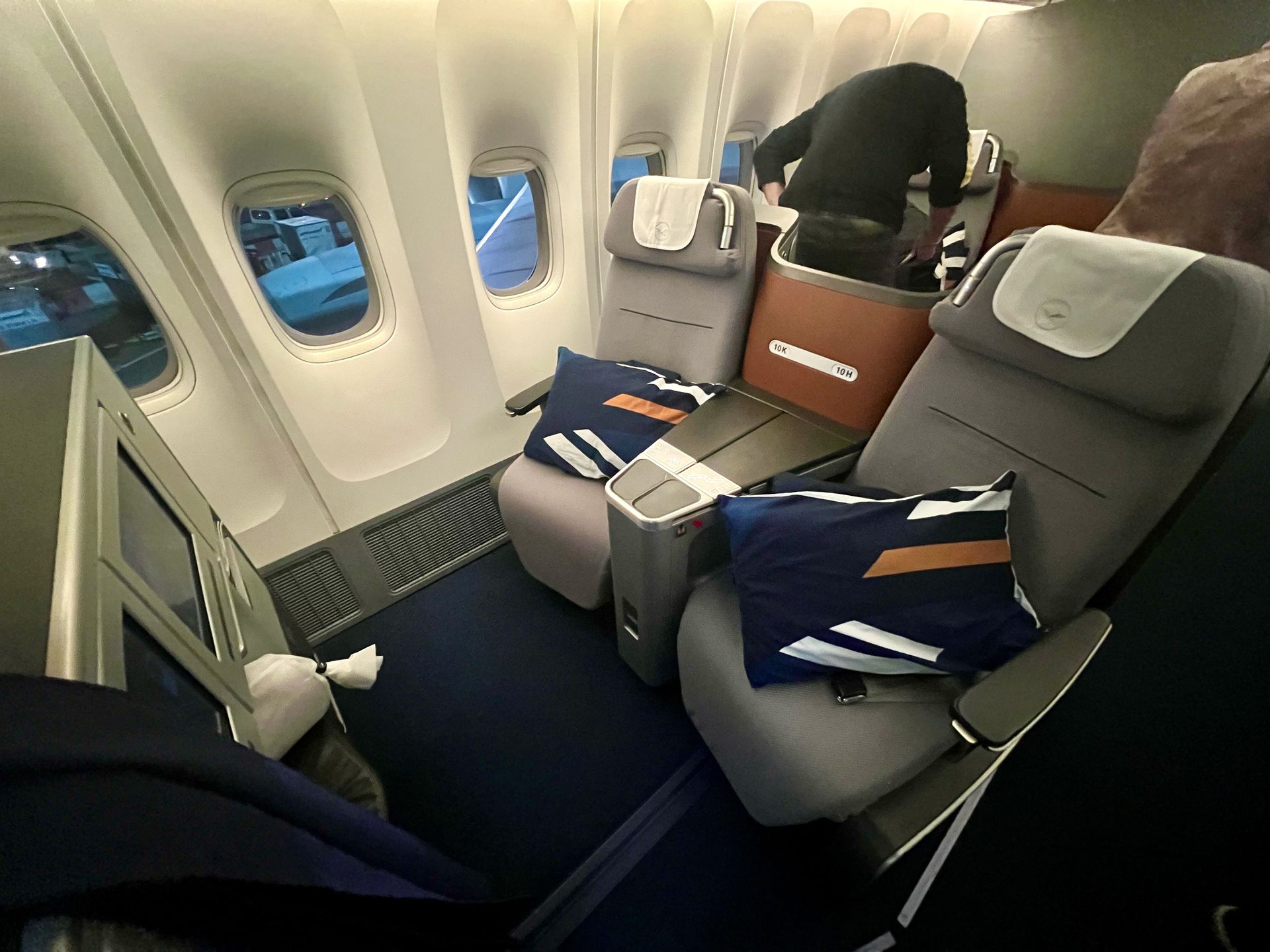 Fotele w klasie biznes Lufthansy mają układ 2+2+2. Zwrócone są pod kątem ku sobie, nie mają też przegrody zapewniającej trochę prywatności