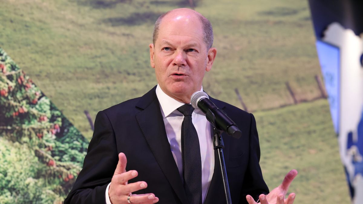 German Chancellor Olaf Scholz gestures as he gives a press statement during a visit to the International Green Week fair in Berlin, Germany, 22 January 2024. The International Green Week fair runs from 19 to 28 January 2024. EPA/CLEMENS BILAN Dostawca: PAP/EPA.