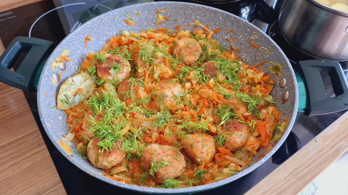 Klopsiki duszone w młodej kapuście