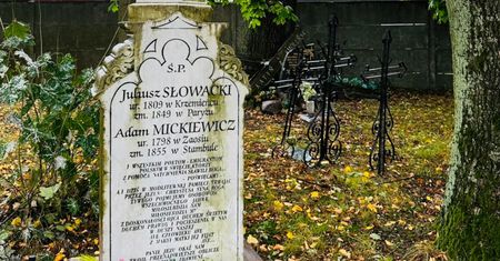 Nietypowy cmentarz. Nagrobki Mickiewicza i Jana Pawła II w Justynowie