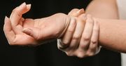 Drętwieją Ci palce w nocy? To może być zespół cieśni nadgarstka