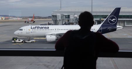 Linie lotnicze po cichu podnoszą ceny biletów. "Coraz agresywniej szukają dopłat"