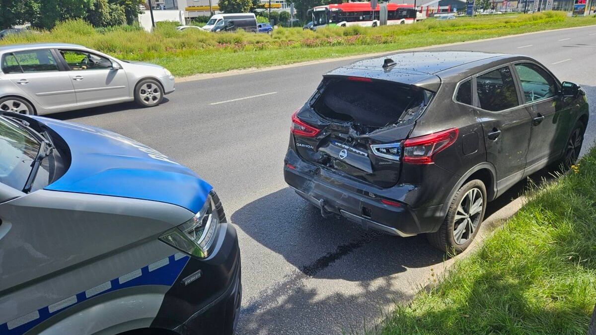 Ciężarówka wjechała w tył nissana na al. Solidarności