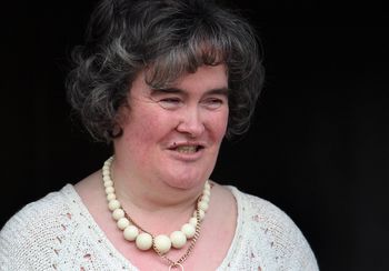 Zamieszkała na "zwykłym" osiedlu. Jest posiadaczką fortuny