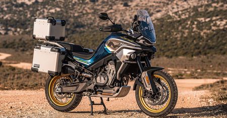 CFMoto MT800 to pierwszy motocykl turystyczny tej marki. Napędza go silnik KTM-a