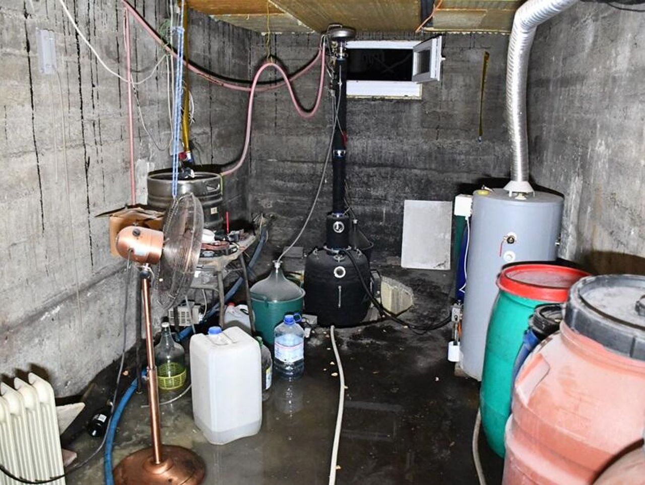 Pow. pułtuski: Pożar w piwnicy ujawnił nielegalną bimbrownię. Kobieta doznała poparzeń twarzy