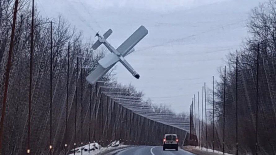 Rosyjski dron Lancet-3 powstrzymany przez siatkę.