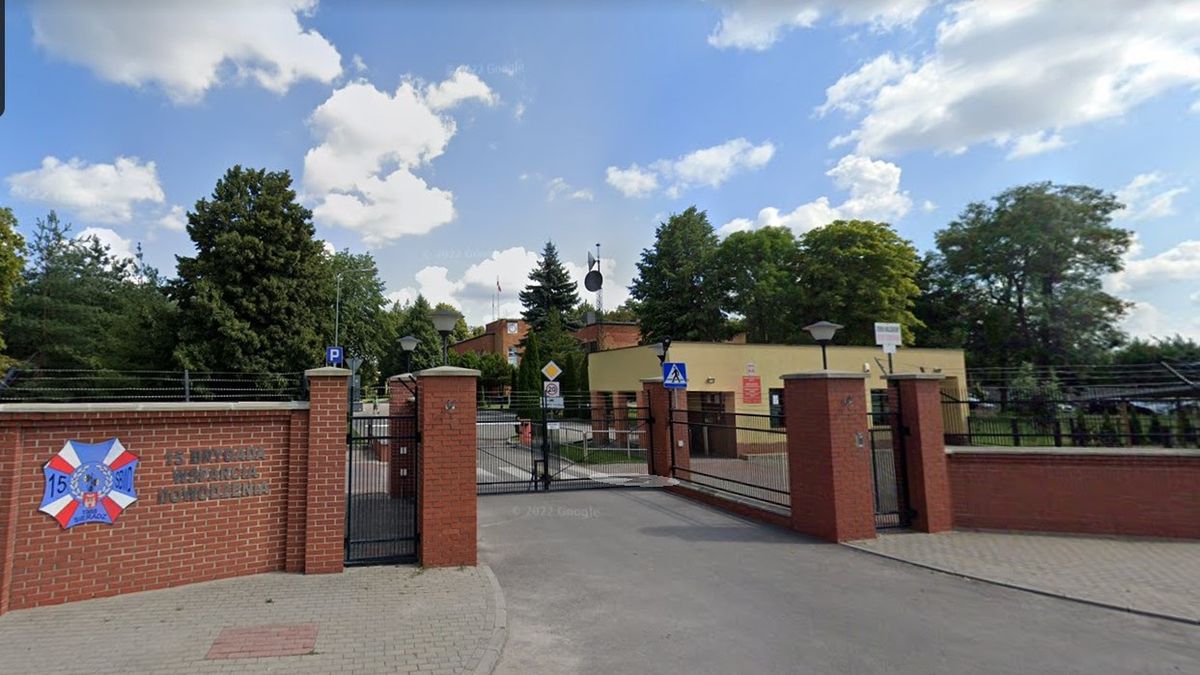 Tutaj doszło do dramatu. Żołnierz wypadł przez okno. 