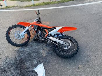 Ostrołęka: Motocyklista trafił do szpitala po zderzeniu z autem