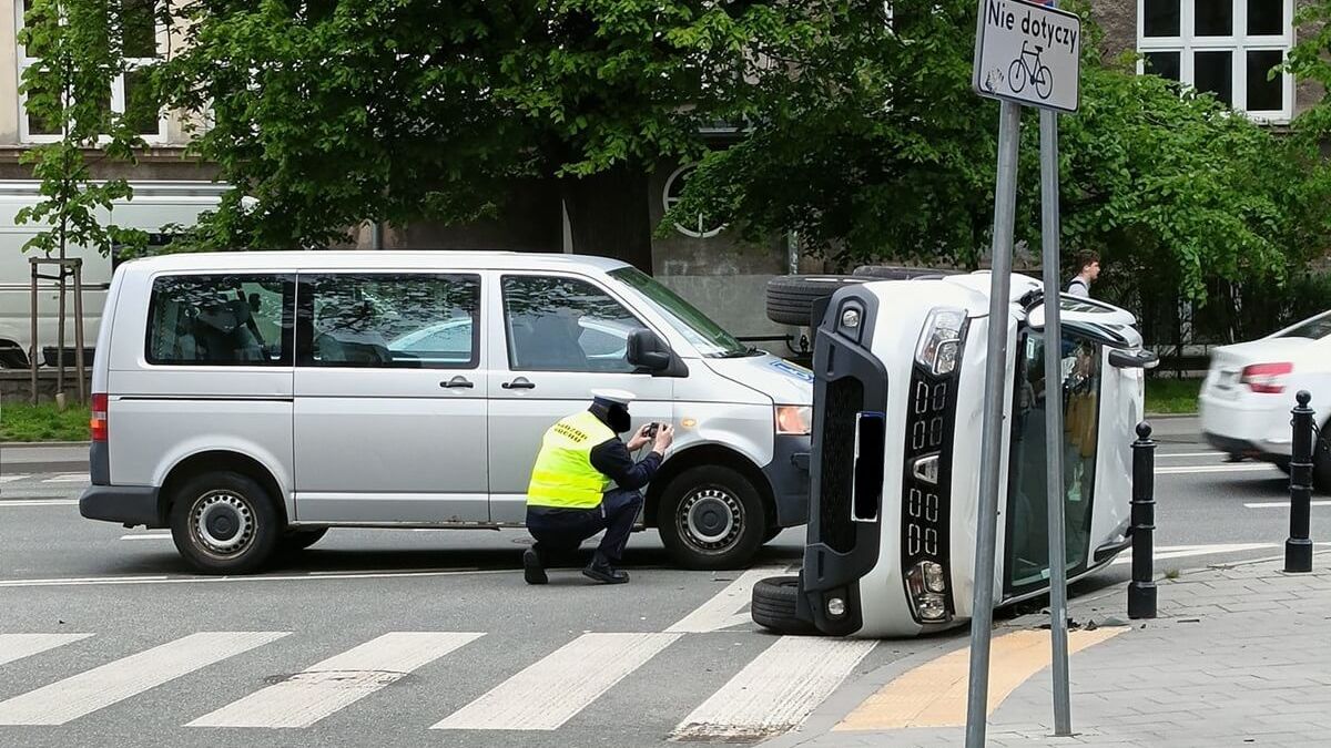 Dacia wylądowała na boku po zderzeniu z busem na ul. Lipowej