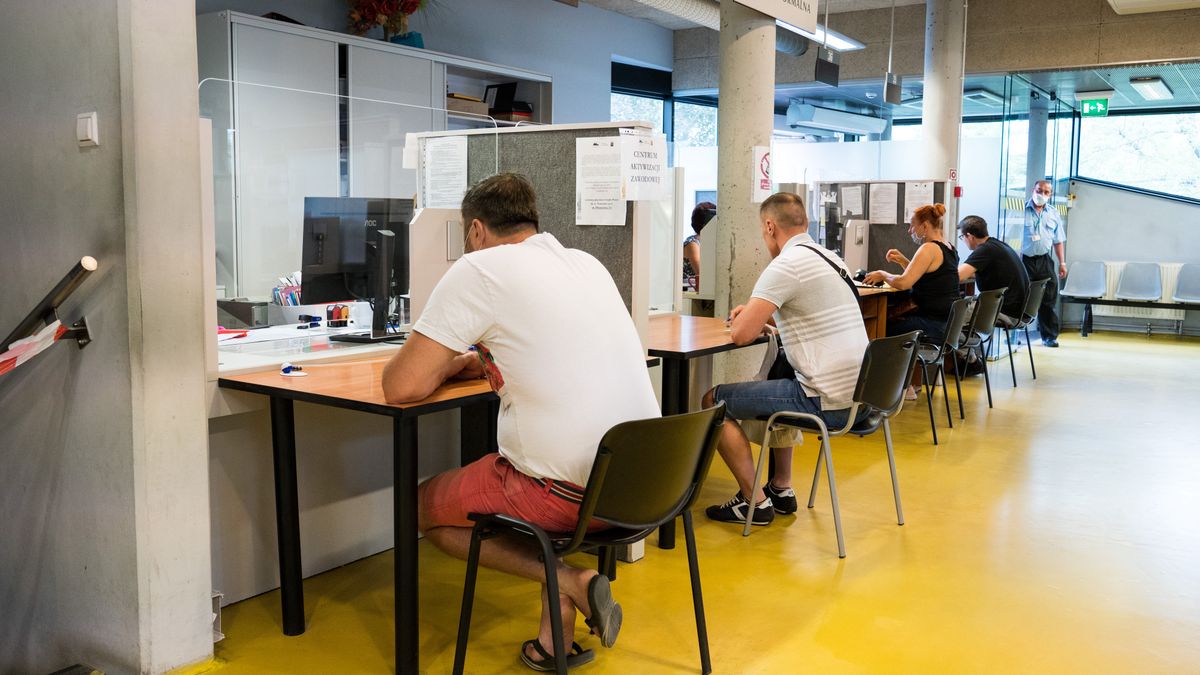 Do urzędów pracy zgłaszają się nowy bezrobotni.