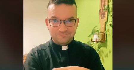 Ksiądz Jarosiewicz mówi o 800 plus. Internauta: "Bez polityki..."