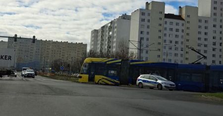 Niebezpieczne zdarzenie w Toruniu. Tramwaj wyjechał z torów. Jest nagranie