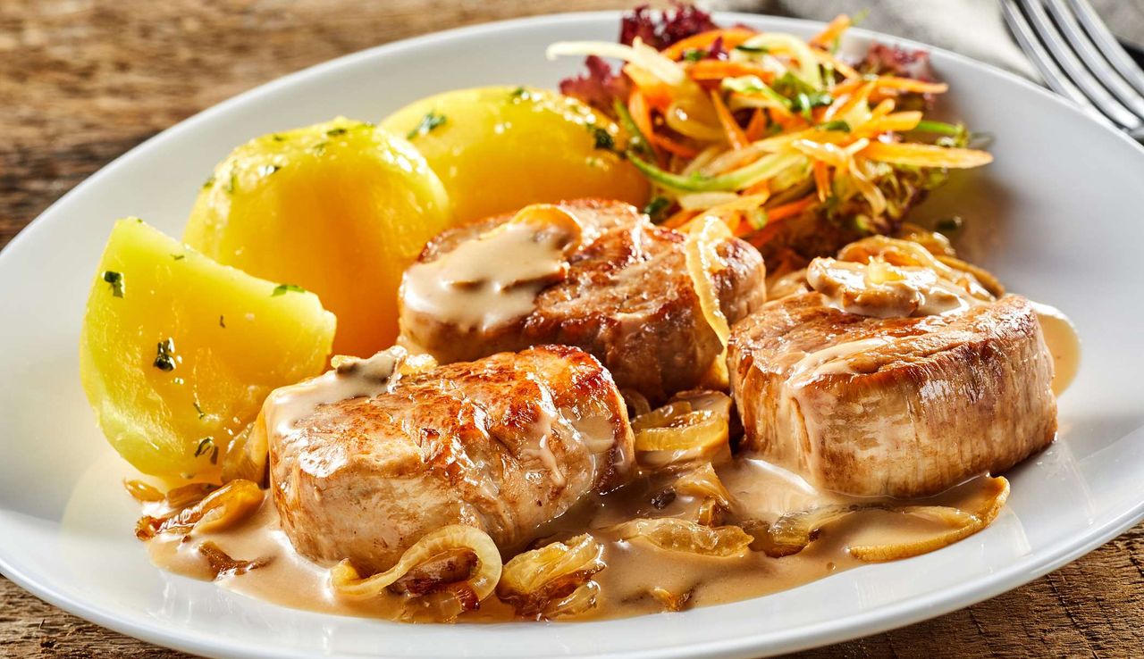 Schab duszony w sosie cebulowym – delikatne i soczyste