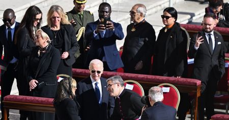 Biden przyłapany. Tak "bawił się" na pogrzebie Franciszka
