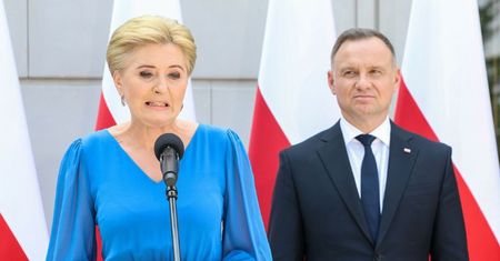 Agata Duda w NIETYPOWEJ stylizacji na spotkaniu z licealistami klas mundurowych. Wyróżniała się... (ZDJĘCIA)