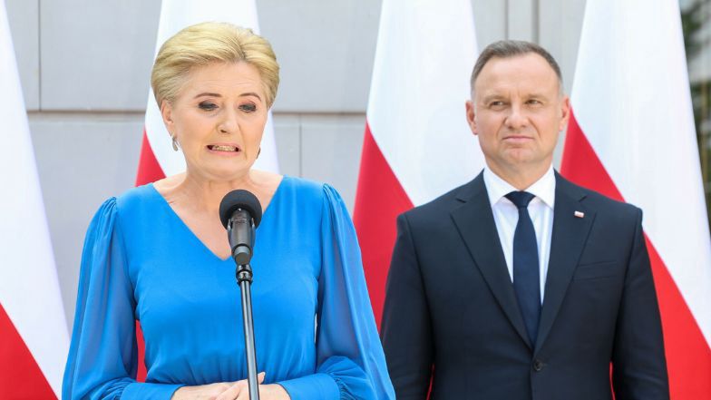 Agata Duda w NIETYPOWEJ stylizacji na spotkaniu z licealistami klas mundurowych. Wyróżniała się... (ZDJĘCIA)