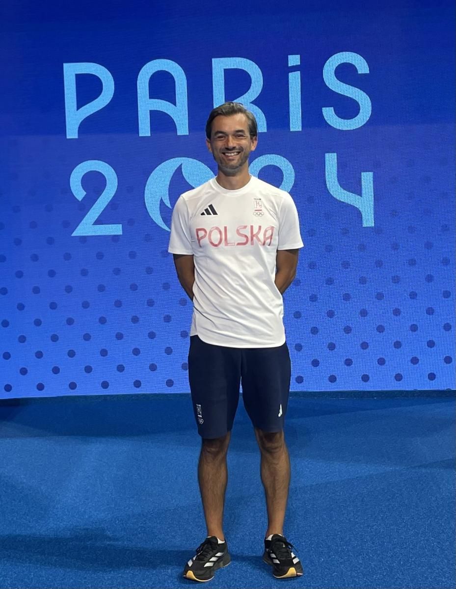 Dr n. med. Karol Malec przebywa obecnie w Paryżu, gdzie opiekuje się zawodnikami slalomu kajakowego i jest członkiem misji medycznej