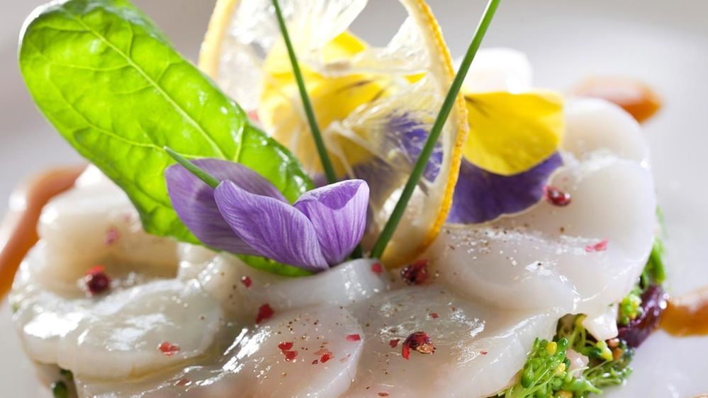 Kuchnia molekularna została zapoczątkowana w latach osiemdziesiątych, ubiegłego wieku. Za twórców kuchni molekularnej uznaje się węgierskiego fizyka Nicholasa Kurtiego oraz francuskiego chemika Herve Thisa. 