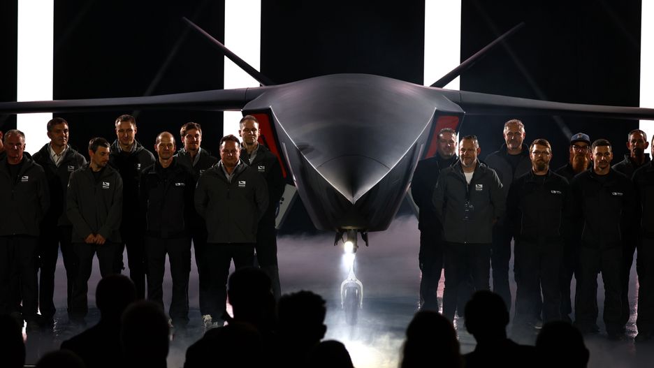 epaselect epa12404175 Creator team pose with CA-1 Europa, the new air defense system during a presentation event at Helsing Germany GmbH in Tussenhausen-Mattsies, Germany, 25 September 2025. EPA/ANNA SZILAGYI Dostawca: PAP/EPA.