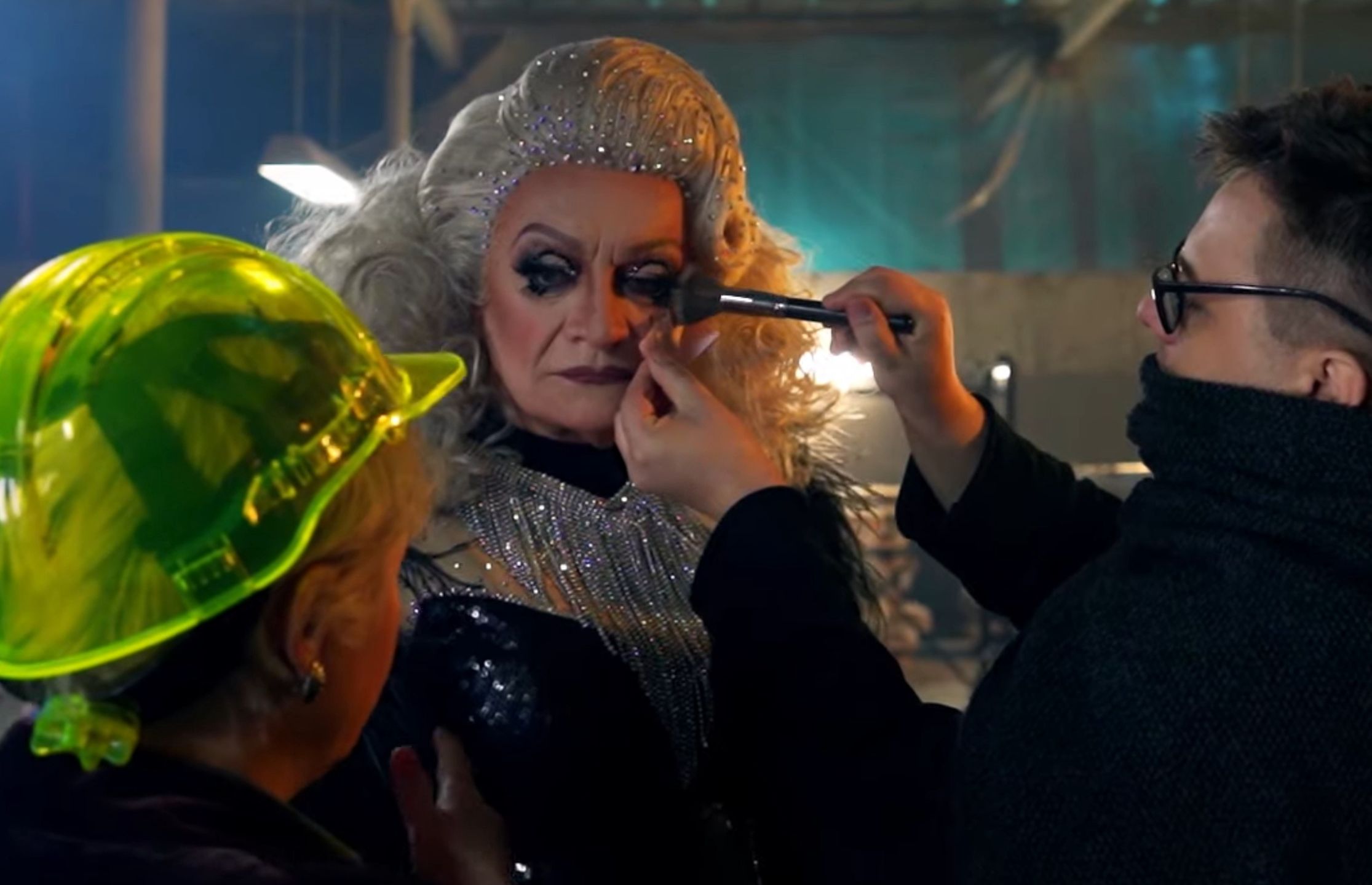Andrzej Seweryn w roli draq queen