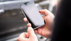 Zainstalowała aplikację i słuchała internetowej „opiekunki”. Straciła 40 tys. zł