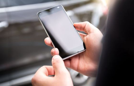 Zainstalowała aplikację i słuchała internetowej „opiekunki”. Straciła 40 tys. zł