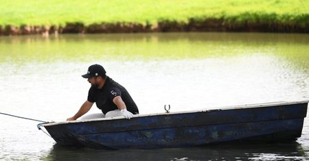 Kuriozalna sytuacja na turnieju golfowym. Joel Sjoholm ratował się przed wpadnięciem do wody