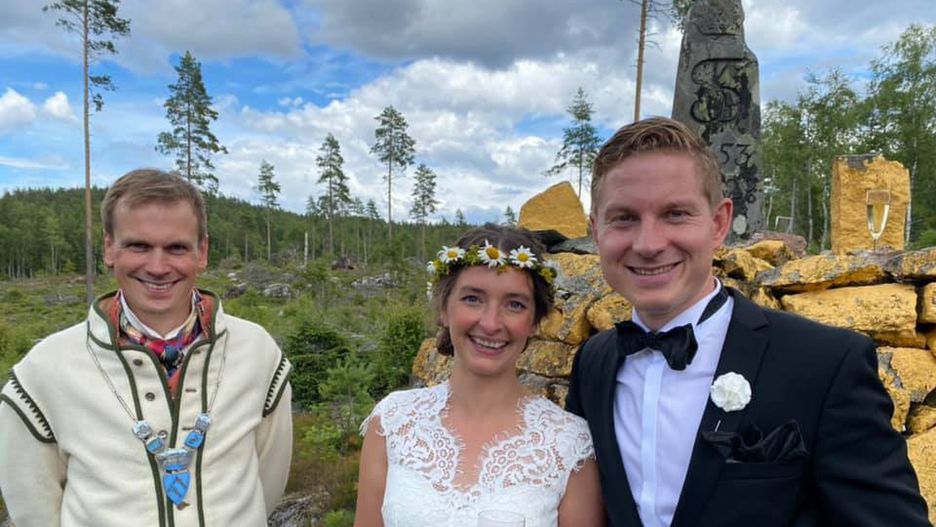 Koronawirus. Nietypowy ślub na granicy Szwecji i Norwegii. Na zdjęciu młoda para
